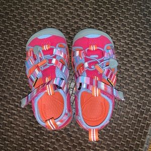Keen toddler size 9! Worn once